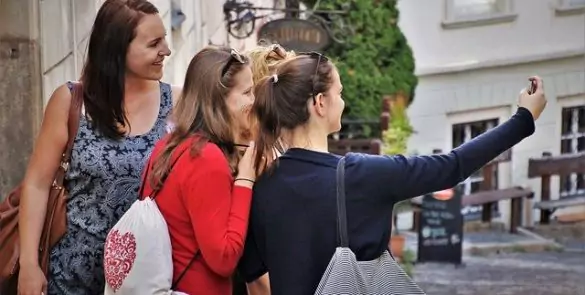 selfie-4521579-640-585x295